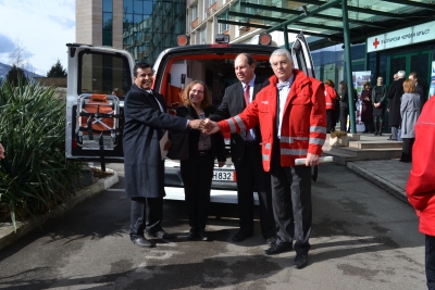 Президентът на Аз Обичам БГ, г-н Авиноам Катриели заедно с организация Червен Давидов Щит даряват Линейки за Българския Червен Кръст